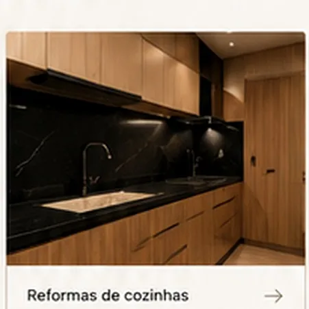 Cozinha com acabamento em madeira e pedra